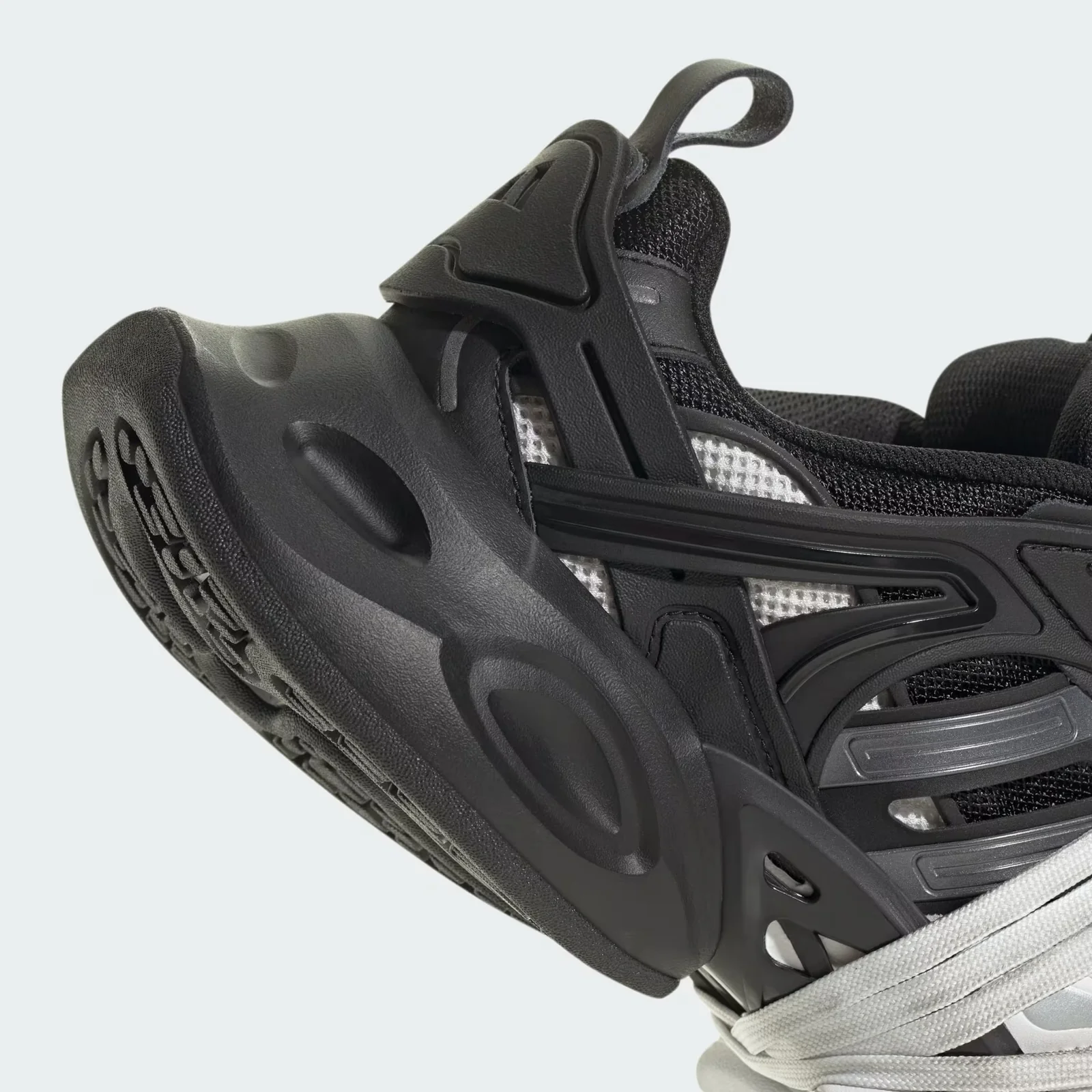 JR0861_Adidas_XLG_Runner_Deluxe_White_Black_1.jpg